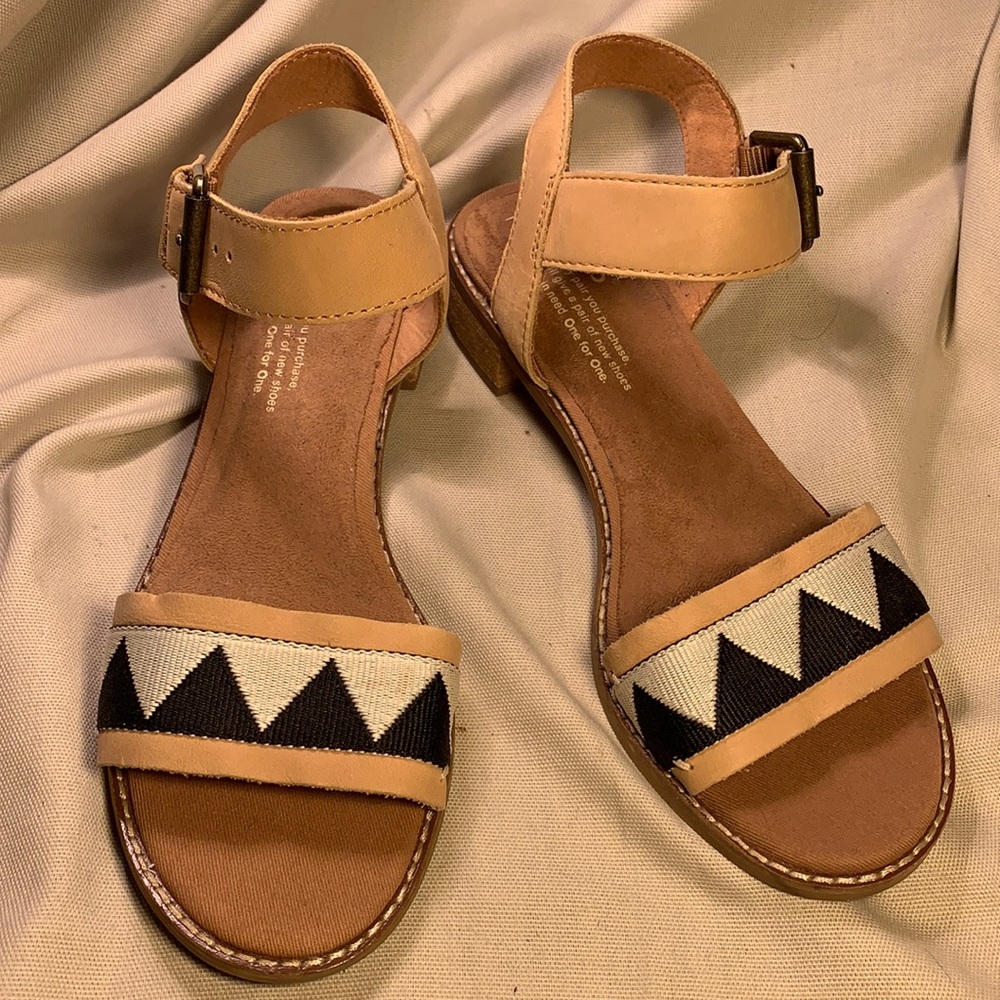 NWOT Toms never worn stacked heel sandals